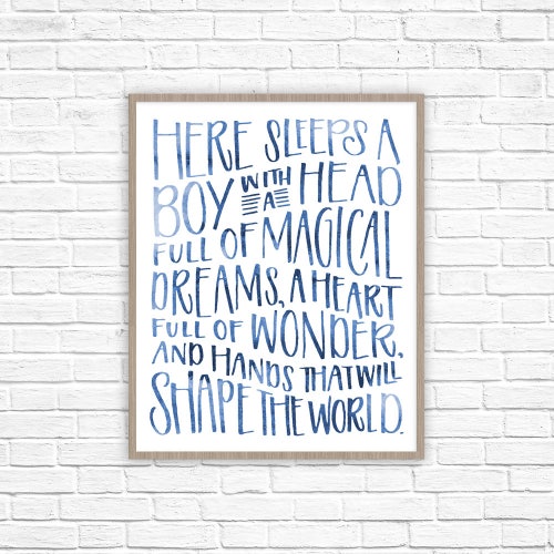 Here Sleeps A Boy Nursery Décor (fr) Imprimer de pépinière (fr) Imprimer la typographie Décor de chambre de garçons Pépinière de bébé garçon