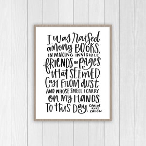 Puede incluir: Impresi&oacute;n tipogr&aacute;fica en blanco y negro con una cita sobre libros y lectura: "Fui criado entre libros, haciendo amigos invisibles en p&aacute;ginas que parec&iacute;an salidas del polvo y cuyo olor llevo en mis manos hasta el d&iacute;a de hoy." - Carlos Ruiz Zafon