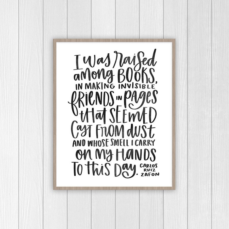 Puede incluir: Impresi&oacute;n tipogr&aacute;fica en blanco y negro con una cita sobre libros y lectura: "Fui criado entre libros, haciendo amigos invisibles en p&aacute;ginas que parec&iacute;an salidas del polvo y cuyo olor llevo en mis manos hasta el d&iacute;a de hoy." - Carlos Ruiz Zafon