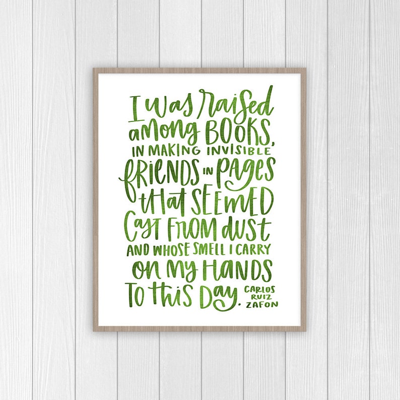 Puede incluir: Una cita imprimible verde y blanca sobre los libros. La cita dice: "Fui criado entre libros, haciendo amigos invisibles en p&aacute;ginas que parec&iacute;an salidas del polvo y cuyo olor llevo en mis manos hasta el d&iacute;a de hoy." La cita se atribuye a Carlos Ruiz Zafon.