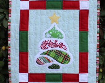 Modello per trapunta con applicazione ad albero di Natale: arazzo da parete per le feste (modello PDF)