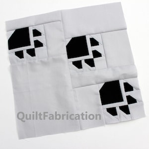 Könnte beinhalten: Ein Quiltblock mit drei schwarzen und weißen geometrischen Formen auf weißem Hintergrund. Der Text "QuiltFabrication" ist in der linken unteren Ecke des Blocks gedruckt.