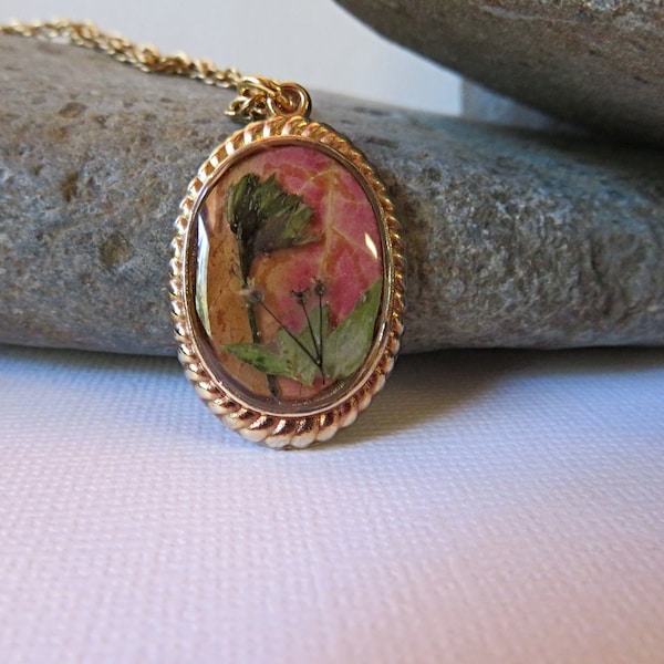 Dried Flowers Pendant, Real Flowers and Leaves Jewelry, Resin Jewelry, Nature Diorama Necklace, Garden Jewelry