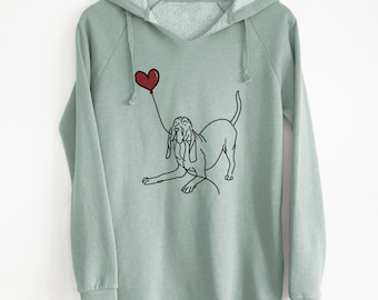 Puede incluir: Una sudadera con capucha verde salvia con una ilustración en blanco y negro de un perro Bloodhound sosteniendo un globo rojo en forma de corazón.