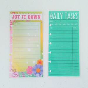 Peut inclure: Deux pages de planificateur imprimables colorées. La page de gauche a un fond aquarelle vert et rose avec des fleurs et le texte "Jot it down" et "Grow peace in your heart". La page de droite est bleu-vert clair avec le texte "Daily Tasks" et des colonnes pour "Date", "Sun", "Mon", "Tue", "Wed", "Thu", "Fri", "Sat", "Task", et "Done".