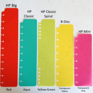 Pu&ograve; includere: Una collezione di divisori per planner colorati in rosso, acqua, giallo-verde, giallo trasparente e rosa trasparente. Ogni divisore &egrave; etichettato con una dimensione: HP Big, HP Classic, HP Classic Spiral, 8-Disc e HP Mini. I divisori hanno fori per la rilegatura.