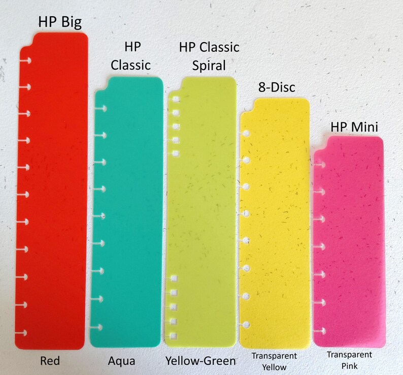 Pu&ograve; includere: Una collezione di divisori per planner colorati in rosso, acqua, giallo-verde, giallo trasparente e rosa trasparente. Ogni divisore &egrave; etichettato con una dimensione: HP Big, HP Classic, HP Classic Spiral, 8-Disc e HP Mini. I divisori hanno fori per la rilegatura.