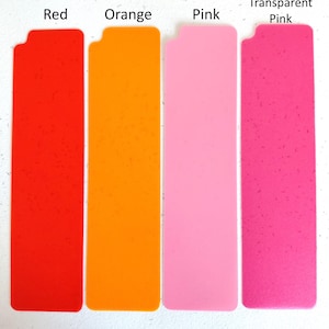 Pu&ograve; includere: Quattro segnalibri rettangolari nei toni del rosso, arancione, rosa e rosa trasparente. Ogni segnalibro ha un design unico sul bordo superiore. I colori sono etichettati con i nomi dei colori corrispondenti: Rosso, Arancione, Rosa e Rosa Trasparente.
