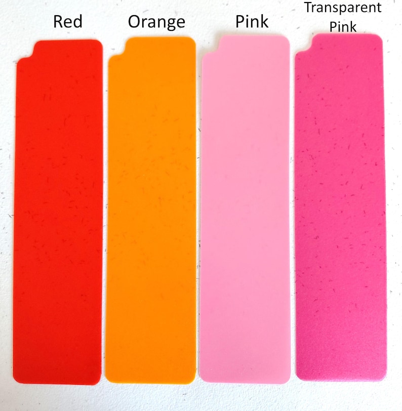 Pu&ograve; includere: Quattro segnalibri rettangolari nei toni del rosso, arancione, rosa e rosa trasparente. Ogni segnalibro ha un design unico sul bordo superiore. I colori sono etichettati con i nomi dei colori corrispondenti: Rosso, Arancione, Rosa e Rosa Trasparente.
