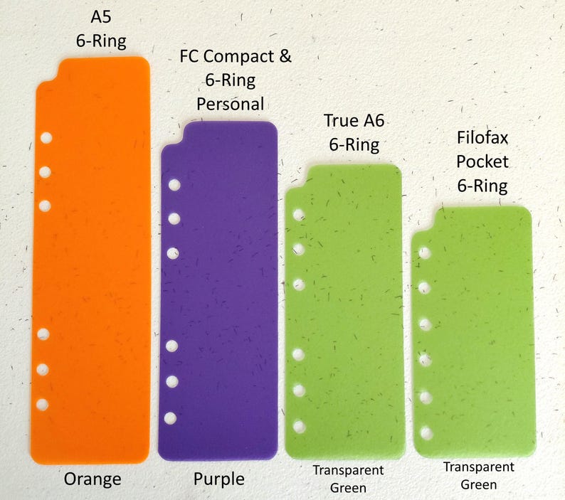 Pu&ograve; includere: Quattro inserti colorati per planner: arancione A5, viola FC Compact & 6-Ring Personal, verde trasparente True A6 e verde trasparente Filofax Pocket 6-Ring. Ogni inserto ha un design a 6 anelli ed &egrave; etichettato con dimensioni e colore.