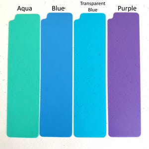 Pu&ograve; includere: Quattro elementi rettangolari a tinta unita in acqua, blu, blu trasparente e viola. Ogni elemento ha un bordo superiore curvo ed &egrave; etichettato con il rispettivo nome del colore. Gli elementi sono disposti verticalmente su uno sfondo bianco.