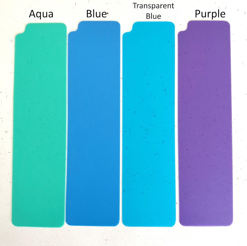 Pu&ograve; includere: Quattro elementi rettangolari a tinta unita in acqua, blu, blu trasparente e viola. Ogni elemento ha un bordo superiore curvo ed &egrave; etichettato con il rispettivo nome del colore. Gli elementi sono disposti verticalmente su uno sfondo bianco.