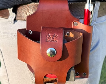 Funda de cuero para cinta métrica con bolsillo para lápiz.