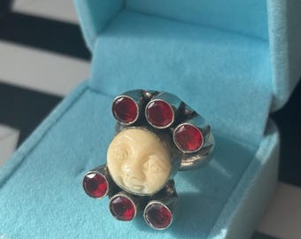 Anillo Boho de plata de ley 925 con cara de luna / Joyería celestial tallada a mano en hueso y granate rojo / Talla única (Reino Unido)
