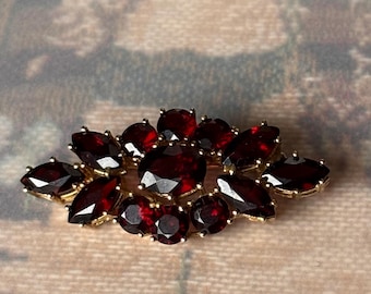 Victorian Revival Red Garnet Show-Stopping Vintage 9ct Yellow Gold Natural Oval Cluster Design Brooch Full English Hallmarks