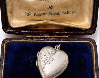 Colgante vintage de plata de ley 925 con forma de corazón y relicario – Diseño floral grabado – Relicario para fotos – Regalo romántico para ella