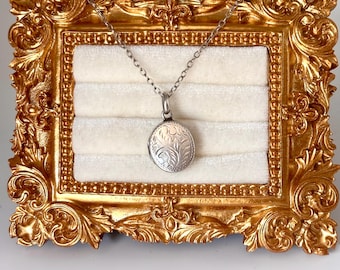 Collana vintage in argento sterling 925 con ciondolo ovale e foto incisa a forma di fogliame ornamentale, catena da 41 cm.