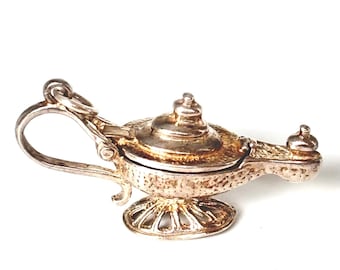 Ciondolo vintage anni '70 in argento sterling raffigurante il Genio Magico di Aladino che si apre all'interno, ispirato alle Mille e una notte.