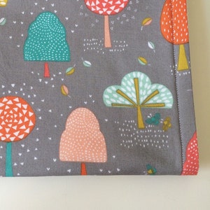 Spit up rag, Woodland burp cloth, Trees burp pad, Grey cotton burping cloth, Modern burp rag, Handmade baby gift, Gray trees birds forest