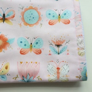 蝶のげっぷ布、ピンクのげっぷパッド、花柄の吐き戻し布、女の子の赤ちゃん用げっぷ布、かわいい赤ちゃんへのギフト、新生児へのプレゼント、新米の親に欠かせないもの