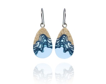 Pendientes Seashore - Pendientes colgantes únicos con forma de lágrima hechos a mano con arena de playa y resina azul ultramar