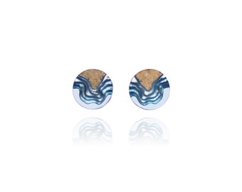 Pendientes Shoal - Pequeños pendientes hechos a mano con arena de playa y resina azul ultramar