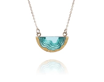 Inlet Pendant - Delicado collar de playa hecho a mano con arena y resina azul aguamarina en una cadena fina