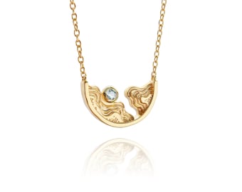 Collar Paradise: collar elaborado con plata de ley 925 reciclada ecológica y baño de oro de 18 quilates con piedra preciosa de topacio azul.