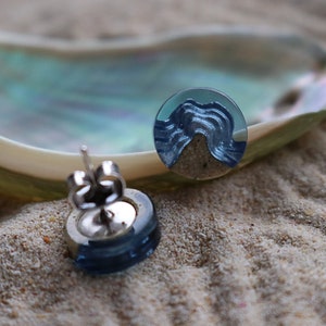 Pendientes Shoal Pequeños pendientes hechos a mano con arena de playa y resina azul ultramar imagen 3