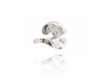 Anillo santuario: anillo ajustable inspirado en el océano hecho a mano con plata de ley 925 reciclada y una piedra preciosa de topacio azul. Talla 7,5 a 10