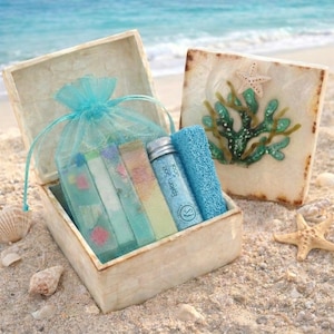 Zestaw prezentowy do świątecznego spa Coastal, Ocean Mini Bath Box, Moczenie stóp, Paski mydła artystycznego, Fiolka z solą morską, Muszle, Prezent do skarpety