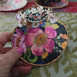 Plato decorativo MacKenzie Floral Seashell de 5" a 6", concha decorada con pan de oro, estilo costero.