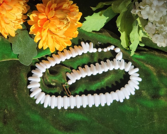 Vintage White GLASS Beaded Necklace 16." - image 1