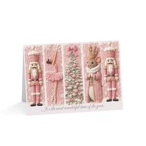 Peut inclure: Une carte de vœux présentant cinq panneaux verticaux à texture tricotée. Les panneaux affichent un casse-noisette rose, une ballerine, un sapin de Noël décoré, une souris couronnée et un autre casse-noisette. Le texte indique : It's the most wonderful time of the year.