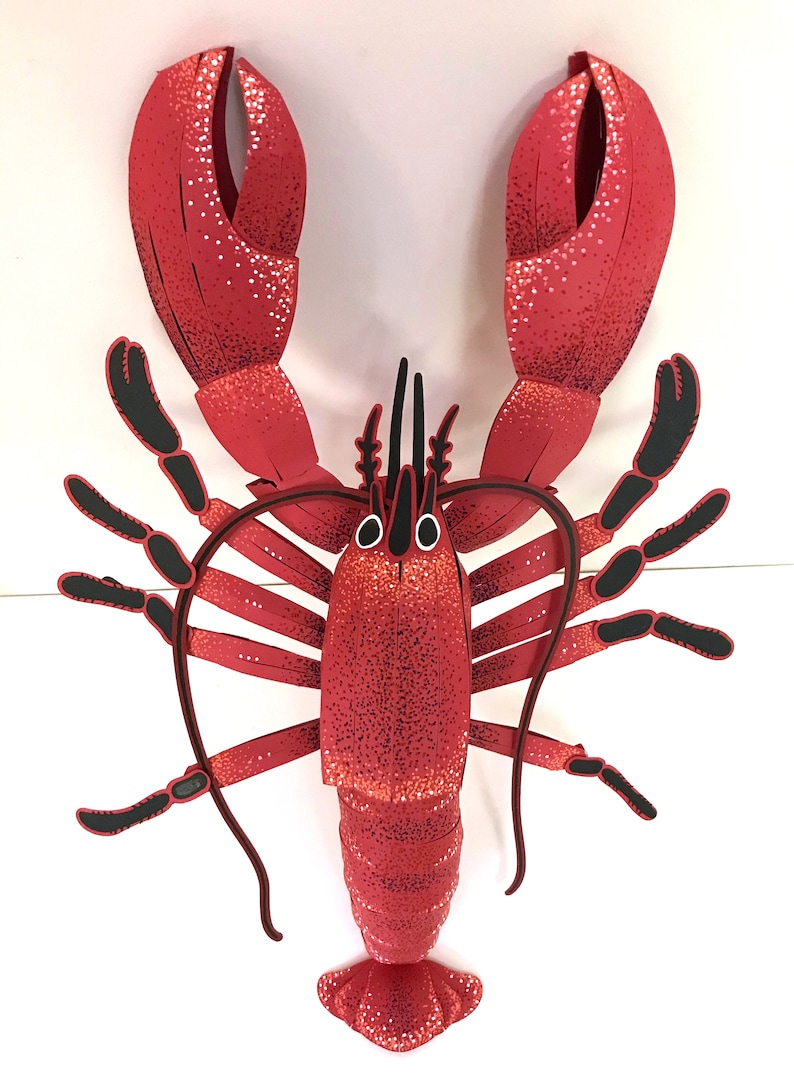 Peut inclure: Un homard rouge avec des pinces et des antennes noires. Le homard est en papier et a une finition paillet&eacute;e.