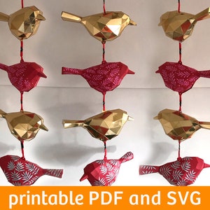 Puede incluir: Patrones imprimibles PDF y SVG para hacer una guirlande de nueve pájaros de papel. Los pájaros están en un patrón repetitivo de oro, rojo con hojas blancas y oro.