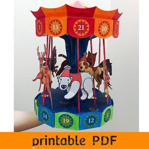 Könnte beinhalten: Ein farbenfroher Papier-Karussell-Adventskalender mit einer blauen Basis und einem roten, orangen und gelben Dach. Das Karussell zeigt einen Eisbären, ein Rentier, einen Hund, eine Katze und ein Pferd. Die Zahlen 13, 21, 10, 14, 19 und 12 sind auf dem Karussell sichtbar.