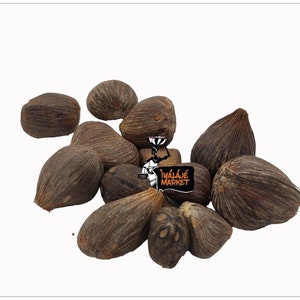 Puede incluir: Un montón de nueces de palma secas, también conocidas como "nueces africanas", con una cáscara exterior marrón y fibrosa.