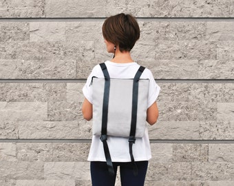 Trendy Canvas Daypack: Lightweight Minimalist Backpack for Fashionistas on the Go