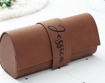 Peut inclure: Un étui à lunettes en cuir marron avec une inscription personnalisée qui dit "Jessica".