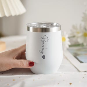 Personalisierter Becher, benutzerdefinierter Reisebecher, Thermotasse mit Gravur, Brautjungfer Becher, Kaffeetasse, Geschenk für ihn oder sie, Mama Geschenk 25031801