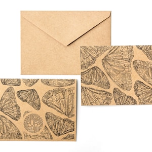 Cartão em branco com asas de borboleta com envelope