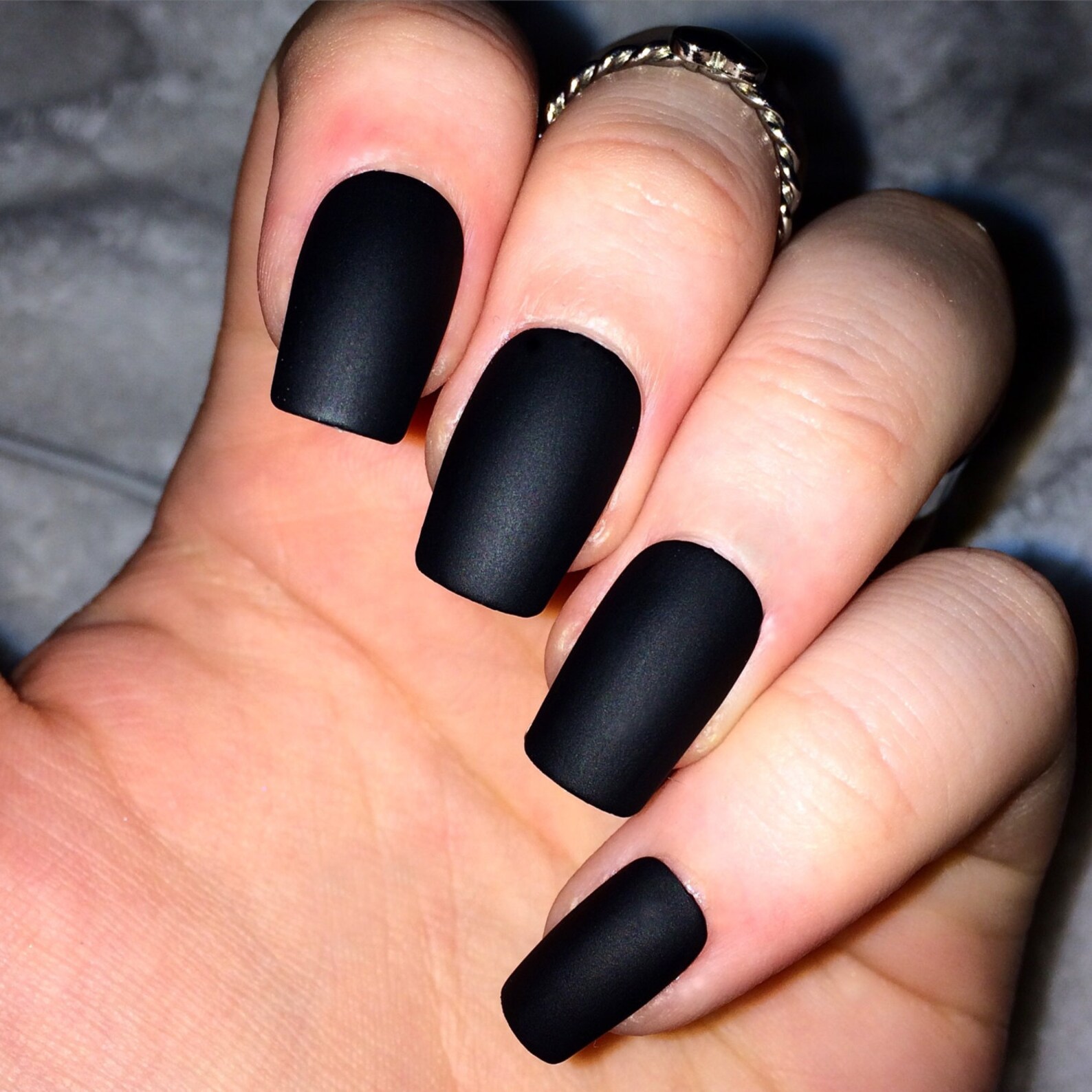 Черное матовое покрытие. Матовые ногти. Черные ногти. Черные матовые ногти квадрат. Ногти чёрные матовые квадратные.