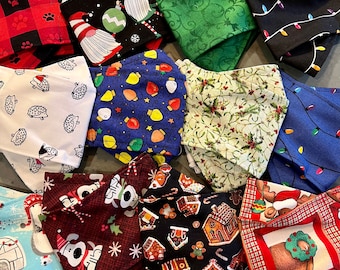 Mascarilla facial 3D navideña con elásticos ajustables. Evita el empañamiento en personas con gafas. Mascarilla facial de 2 capas lavable y hecha a mano. Fabricada en EE. UU.