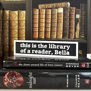 Detta är en läsares bibliotek, Bella | Bokhylleskylt inspirerad av fantasyvampyrer