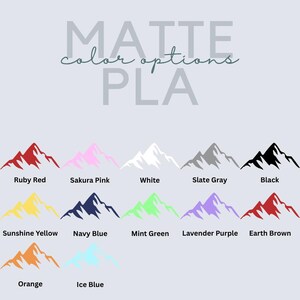 Puede incluir: Imagen que muestra opciones de color mate para PLA. La imagen presenta ilustraciones de monta&ntilde;as en varios colores, incluyendo Rojo Rub&iacute;, Rosa Sakura, Blanco, Gris Pizarra, Negro, Amarillo Sol, Azul Marino, Verde Menta, Lila Lavanda, Marr&oacute;n Tierra, Naranja y Azul Hielo.