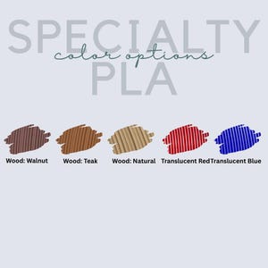 Puede incluir: Imagen que muestra cinco opciones de color para filamento PLA. Los colores incluyen Wood: Walnut, Wood: Teak, Wood: Natural, Translucent Red y Translucent Blue. El texto "SPECIALTY color options PLA" se muestra en la parte superior.