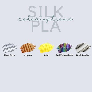 Puede incluir: Imagen que muestra cinco opciones de color: Gris Plata, Cobre, Oro, Rojo-Amarillo-Azul y Granito Dual. El texto "SILK color options PLA" est&aacute; en la parte superior de la imagen.