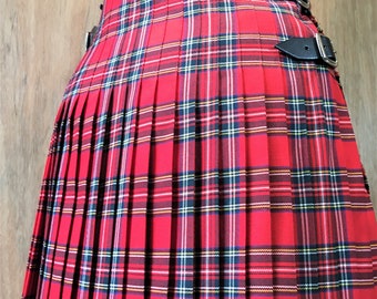 Damen-Kilt, hochwertiger Faltenrock mit Trägern. Verschiedene Tartans erhältlich – Marton Mills Polyviskose-Tartan. Maßgeschneidert in Schottland.