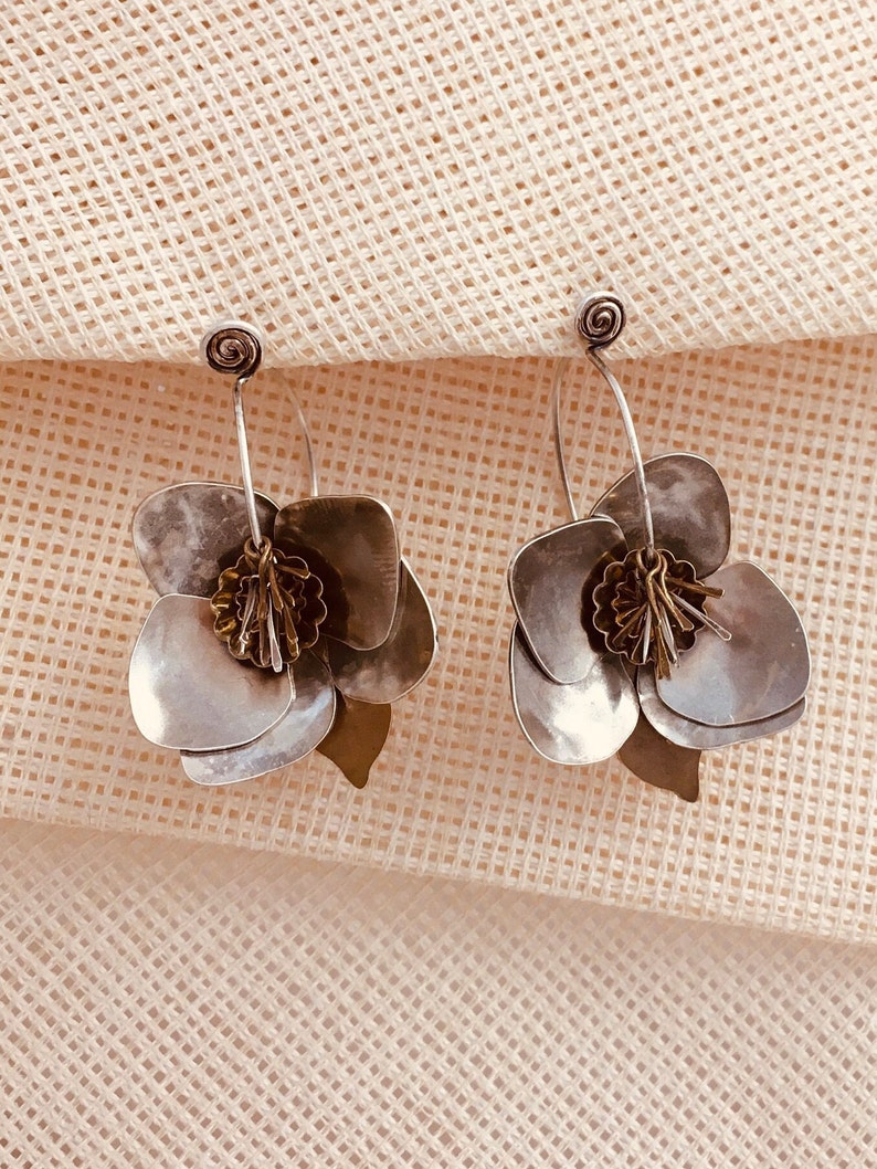 Hermosos pendientes de flores de declaración, pendientes de flores de metal mixto, joyas de latón de plata de cobre, pendientes de flores de metal grandes, orfebre imagen 5